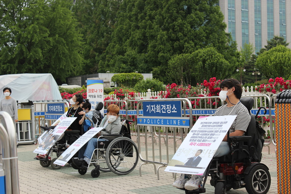 6월 1일 노들 활동가들은 탈시설 농성장을 찾아 국회 앞에서 피켓을 들었다.&nbsp;ⓒ복음과상황 김다혜