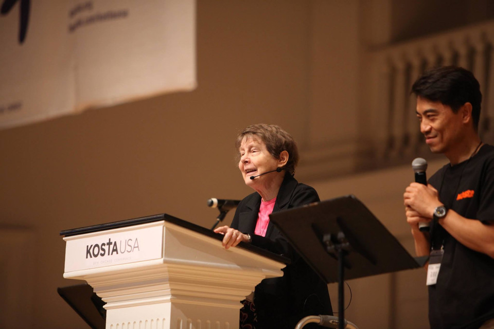 코스타에서 메시지를 전하는 마르바 던과 필자.