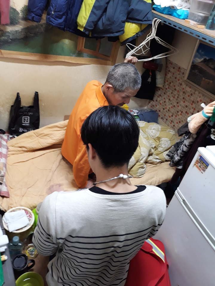 2018년 3월 필자가 쪽방진료를 하고 있다. (이하 사진: 필자 제공)