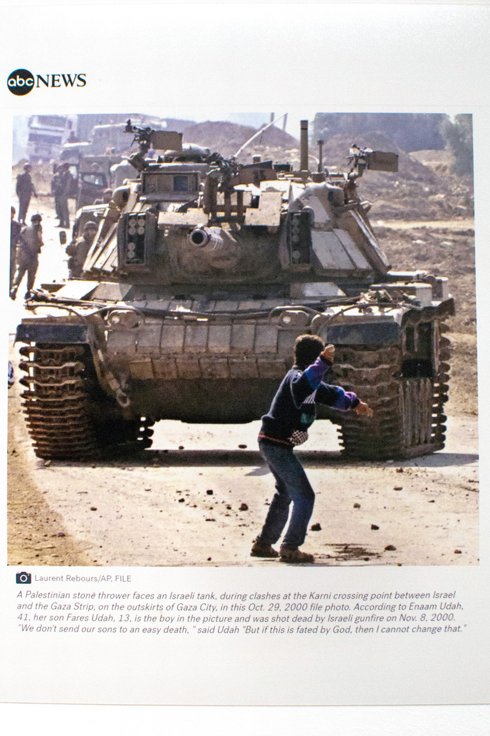 〔사진 #2〕 탱크를 향해 돌을 던지는 팔레스타인 소년. (Laurent Rebours/AP, FILE)<br>