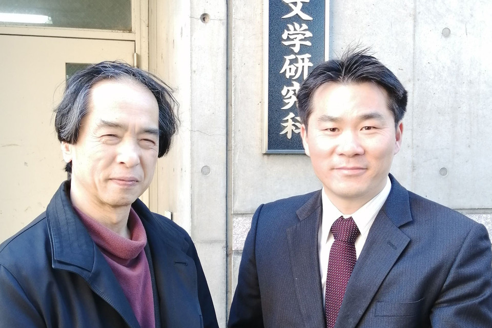 교토 대학 요시다 캠퍼스 교정에서 찍은 사진. 필자 홍이표 목사와 아시나 사다미치 교수. 사진: 필자 제공
