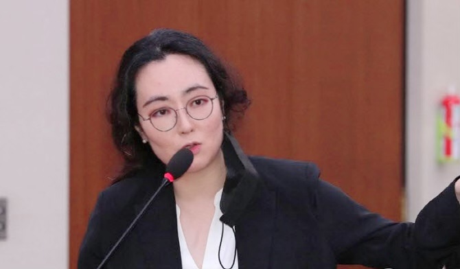전수미 변호사가 2020년 8월 3일 국회에서 열린 외교통일위원회 전체회의에 참고인으로 출석해 대북전단 규제가 포함된 남북교류협력법 개정안 질의에 답변하고 있다. (사진: 전수미 제공)