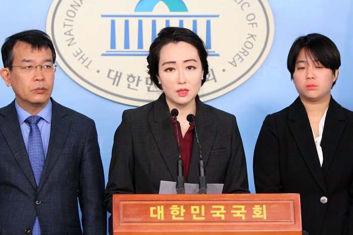 전수미 변호사가 2019년 12월 30일 국회 정론관에서 '군 간부, 탈북여성 성 착취 사건' 관련 기자회견을 하고 있다. (사진: 전수미 제공)