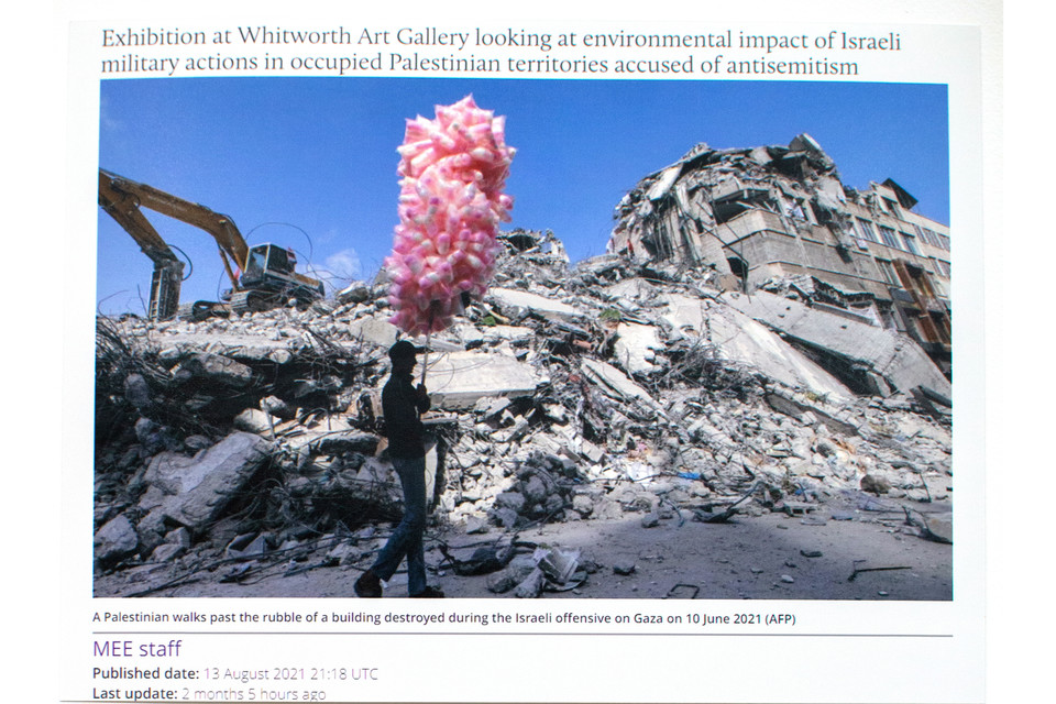 〔사진 3〕 분홍색 솜뭉치를 든 팔레스타인 상인이 이스라엘 공습으로 파괴된 가자지구 건물들 옆으로 지나가고 있다. 2021.6.10.(AFP)<br>