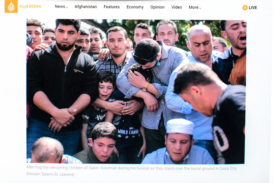 〔사진 1〕 가자지구 장례식에 모여 슬퍼하는 사람들. 남성들이 남겨진 어린 자녀들을 위로하고 있다. 2021.5.11.(Hosam Salem/Al Jazeera)