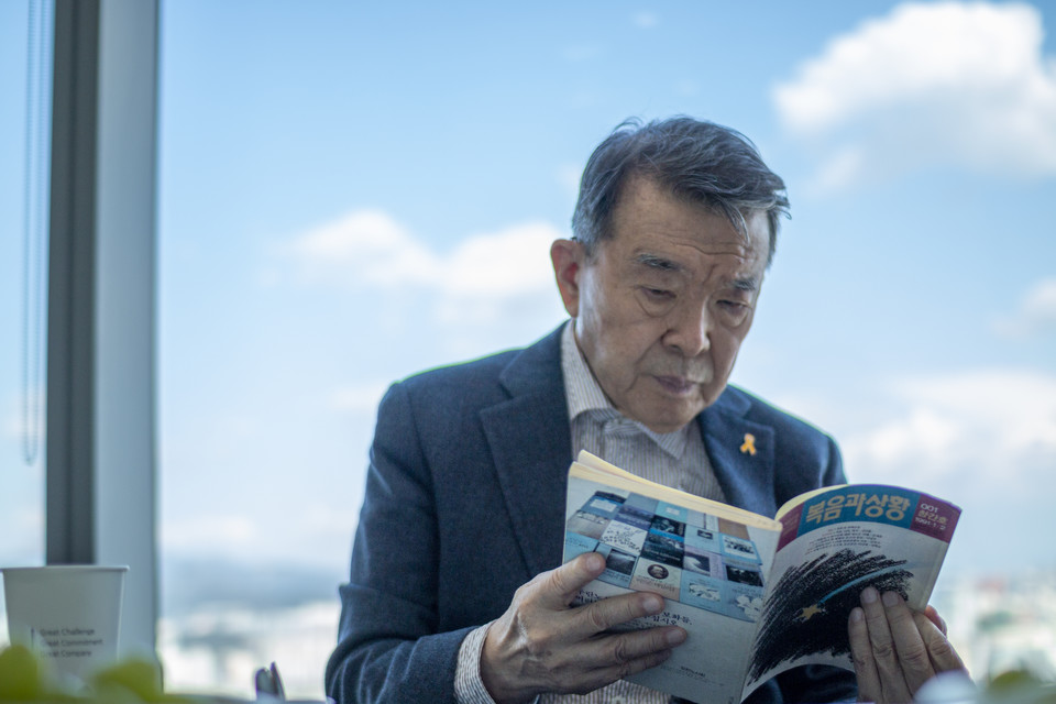 이만열 전 국사편찬위원장이 〈복음과상황〉 창간호를 보고 있다. ⓒ복음과상황 정민호<br>