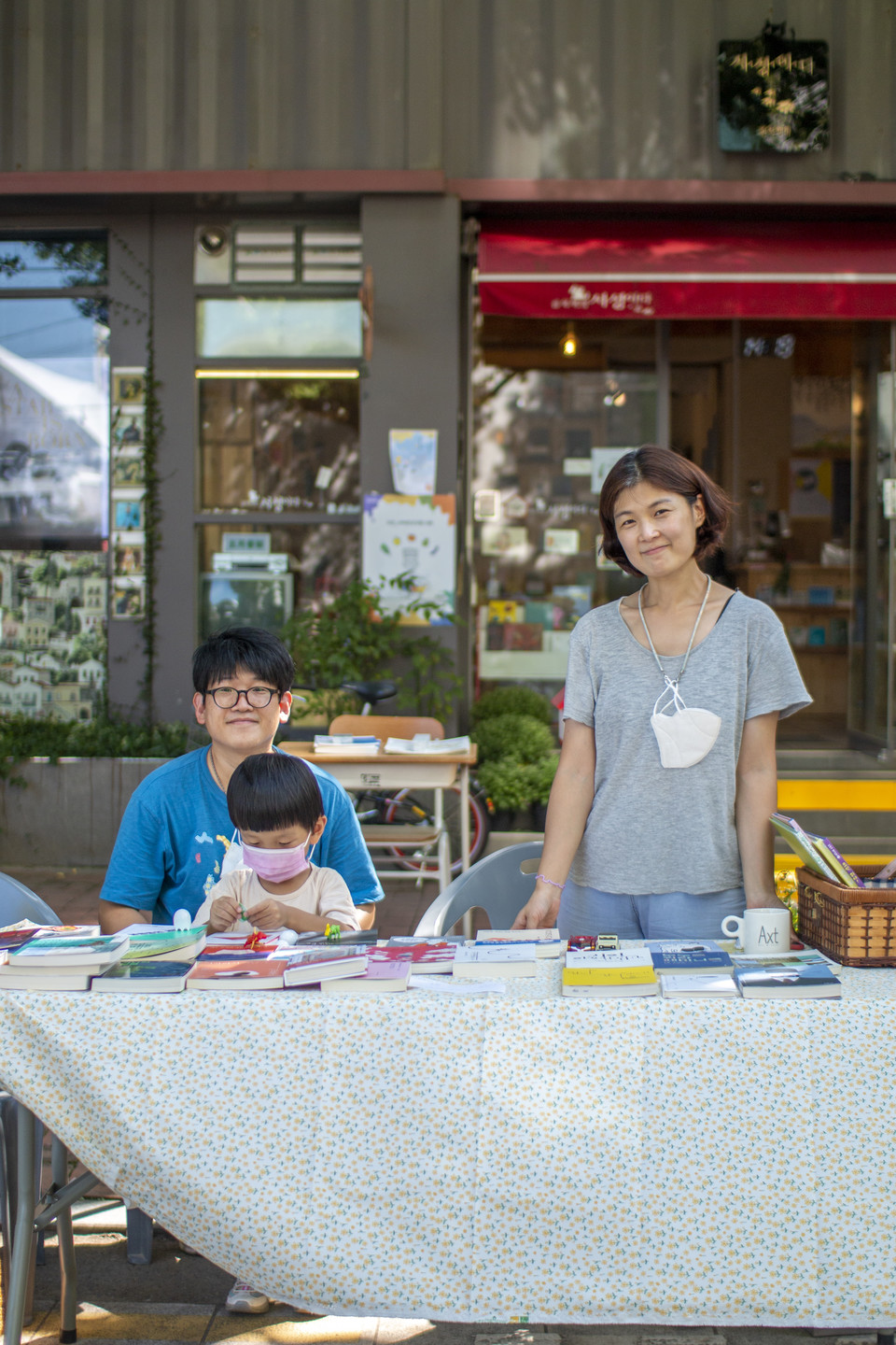 강성호 작가(가장 왼쪽)와 이로운 예술강사(오른쪽) 가족. ⓒ복음과상황 정민호<br>