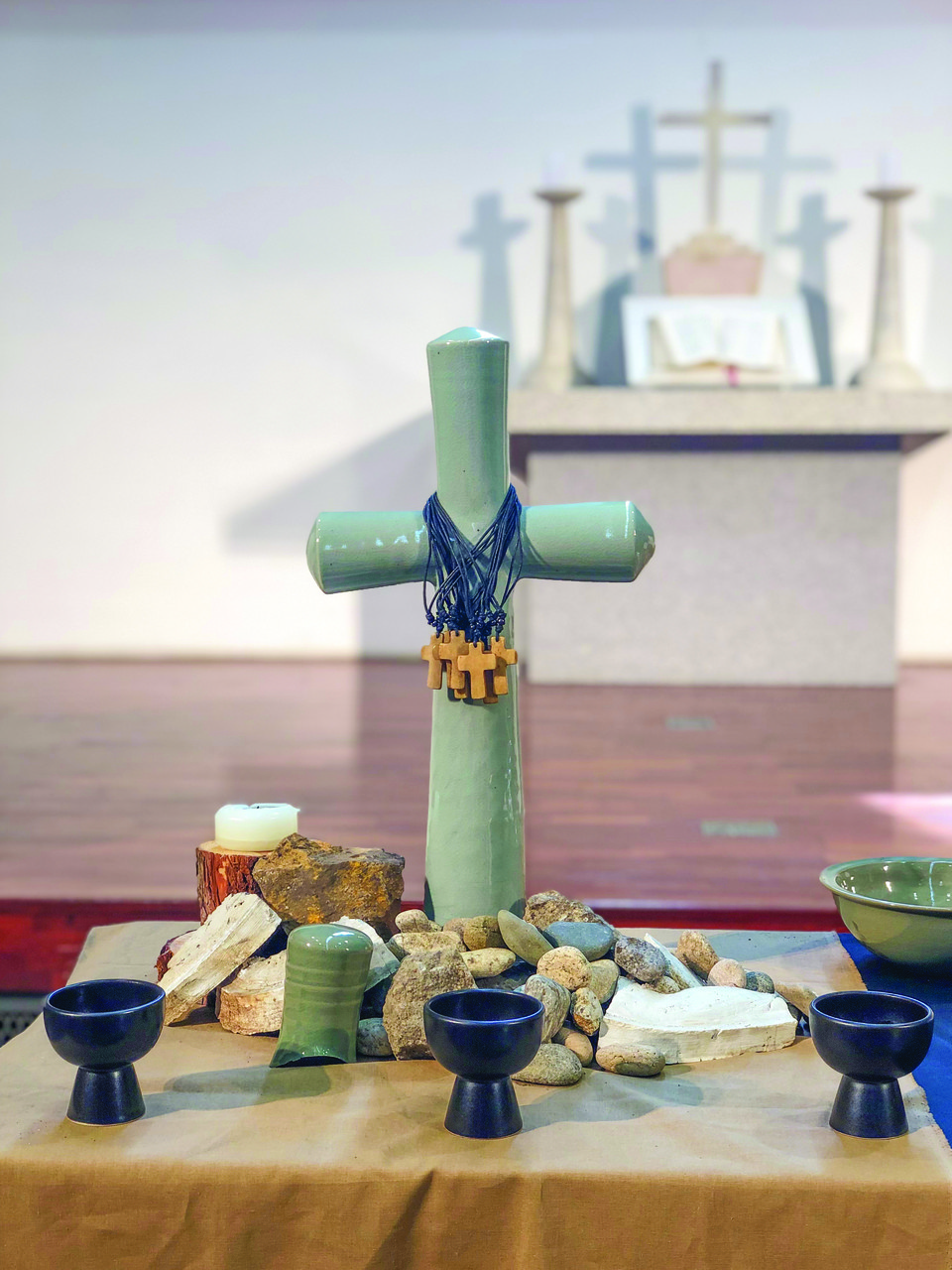 영원주일 예배를 위해 발품을 팔아 만든 오브제들과 제단 장식.<br>