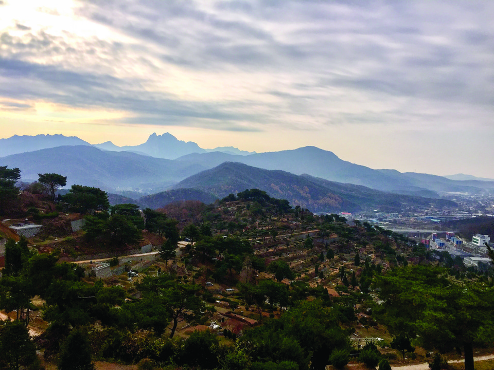 아버지를 보내드린 추모공원의 하늘. 눈앞에 펼쳐진 풍경이 한 폭의 수묵화처럼 느껴졌다. (이하 사진: 송진순 제공)<br>