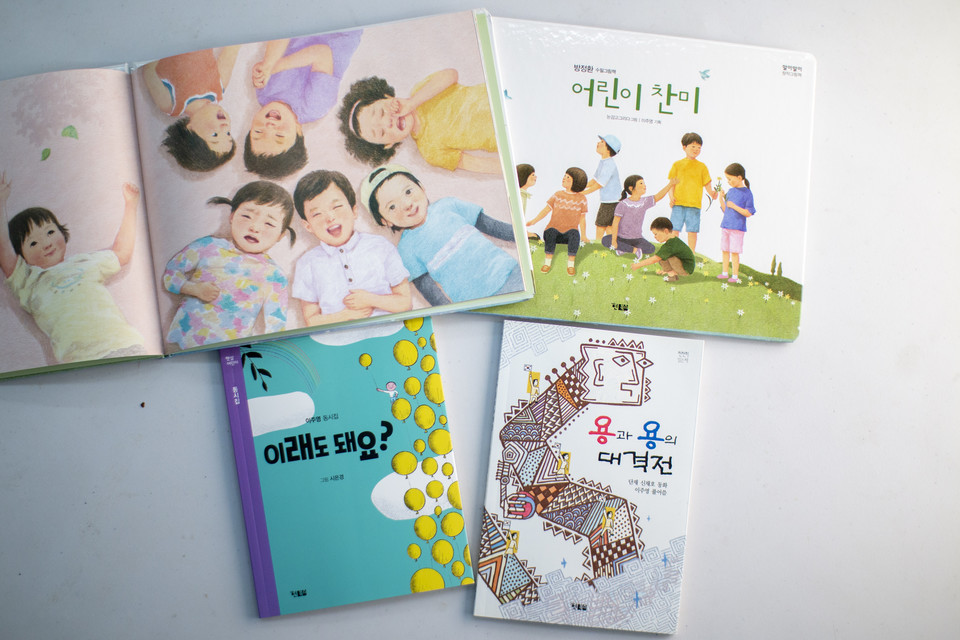 이주영 대표가 기획하거나 집필한 책들. ⓒ복음과상황 정민호<br>