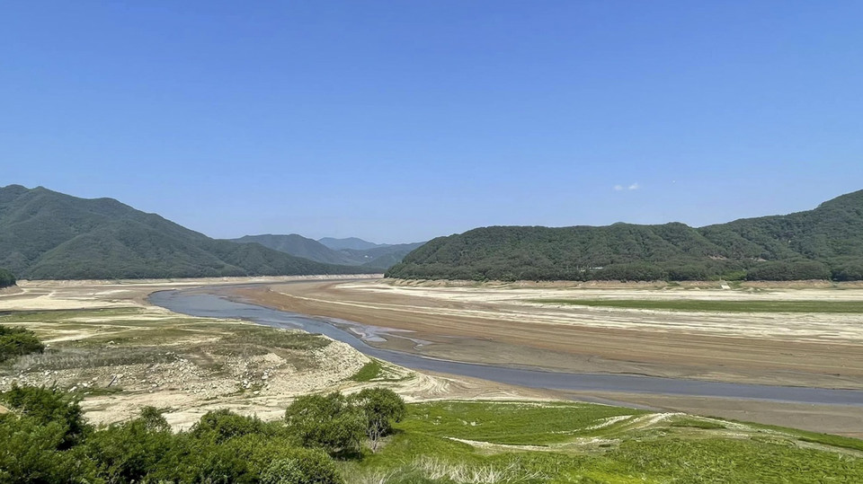 바닥이 드러난 소양강<br>