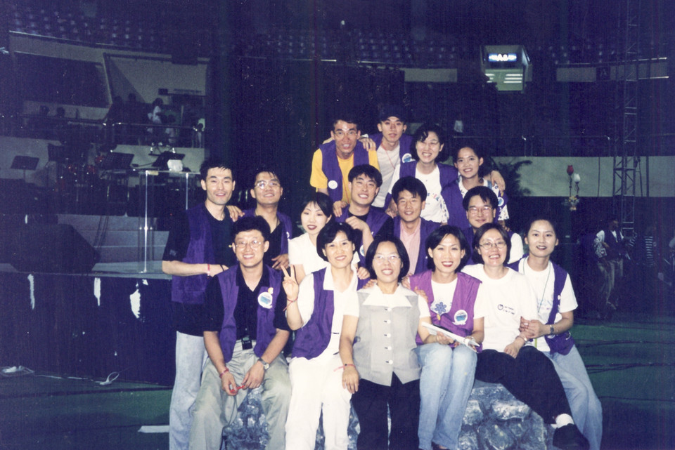 1998년 부천 실내체육관에서 열린 선교한국 대회에 참가한 이대행 사무총장과 운영요원들. (사진: 선교한국 제공)<br>