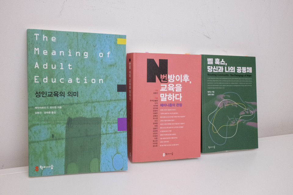 &nbsp;김동진 대표가 번역, 집필, 기획 등으로 관여한 책들. ⓒ복음과상황 정민호&nbsp;<br>