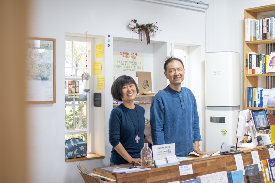 정은영 대표·강용상 점장 부부. Ⓒ복음과상황 정민호