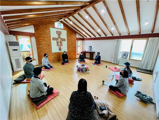 지난 4월 성공회 피정 공간인 ‘성 요한 피정의 집’에서 진행된 ‘활동가들을 위한 쉼과 성찰’ 피정 모습. (사진: 이성영 제공)