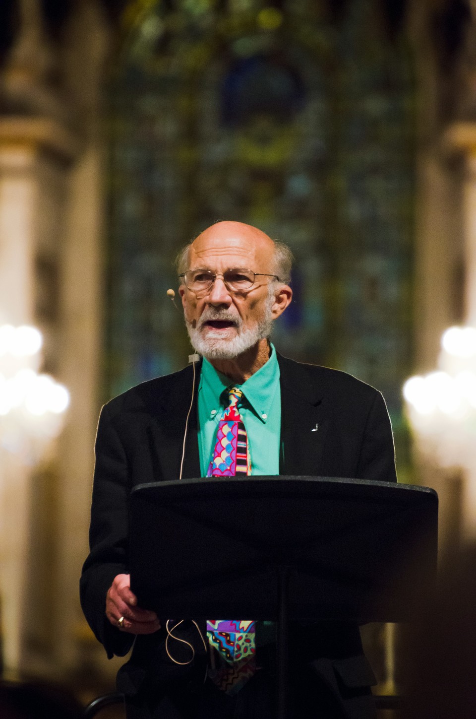 2013년 10월, 세인트 폴 대성당에서 ‘평화’를 주제로 강연 중인 스탠리 하우어워스 박사. (출처: 플리커)