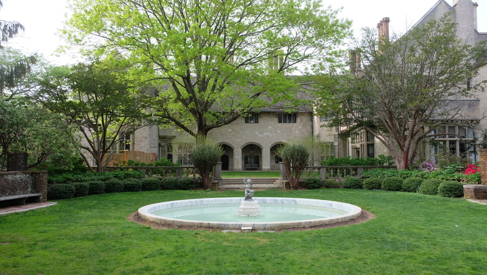 수목원의 안채인 코홀(Coe Hall). 코로나 관련 규정상 두 명 이상 수용할 수 없었기에 커다란 건물에서 혼자 지냈다. (이하 사진: 필자 제공)<br>