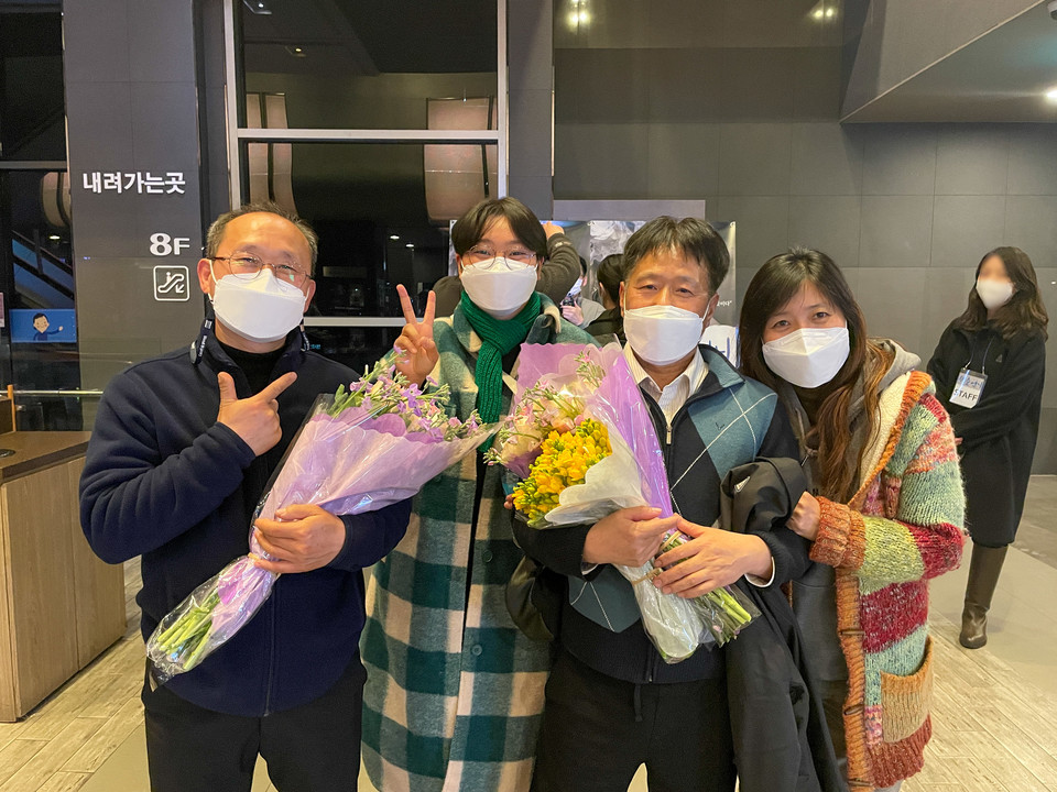 〈재춘언니〉 시사회에서 재춘 아저씨(오른쪽에서 두 번째)