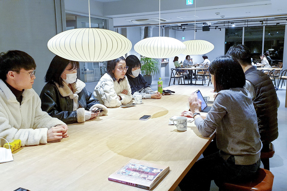 셋째 날 저녁 일행 전원이 모여 대화하는 모습. ⓒ박영춘