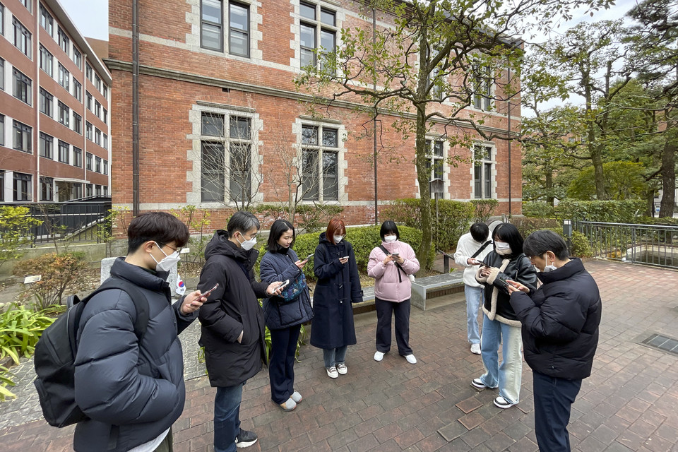 기행팀 일행들은 〈참회록〉과 〈쉽게 쓰여진 시〉를 낭독했다. ⓒ복음과상황 김다혜