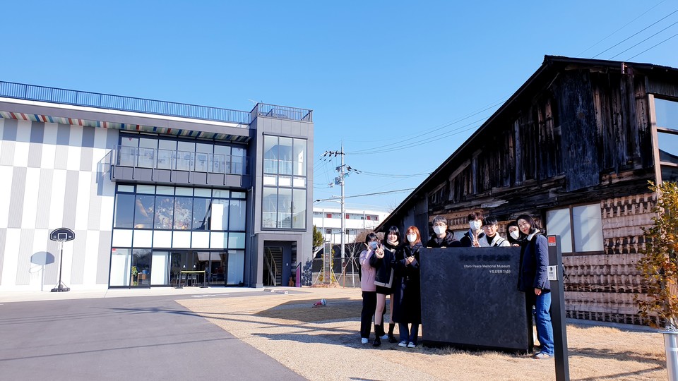 &nbsp;우토로 평화 기념관의 모습과 복원된 함바. ⓒ박영춘&nbsp;<br>