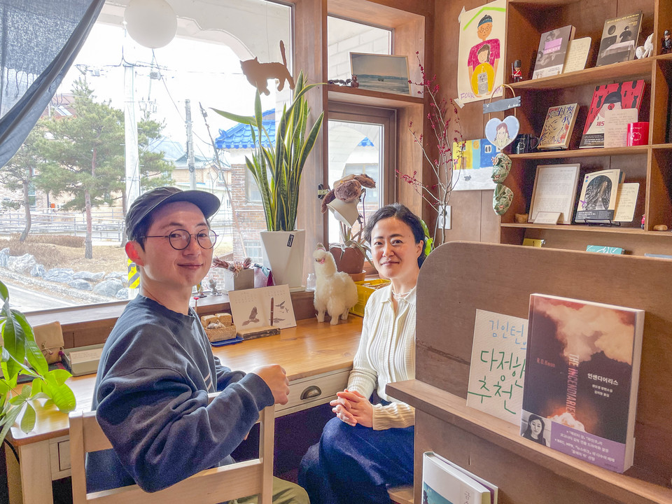  김희송 인턴(좌)과 이수진 대표(우). ⓒ복음과상황 김다혜 <br>