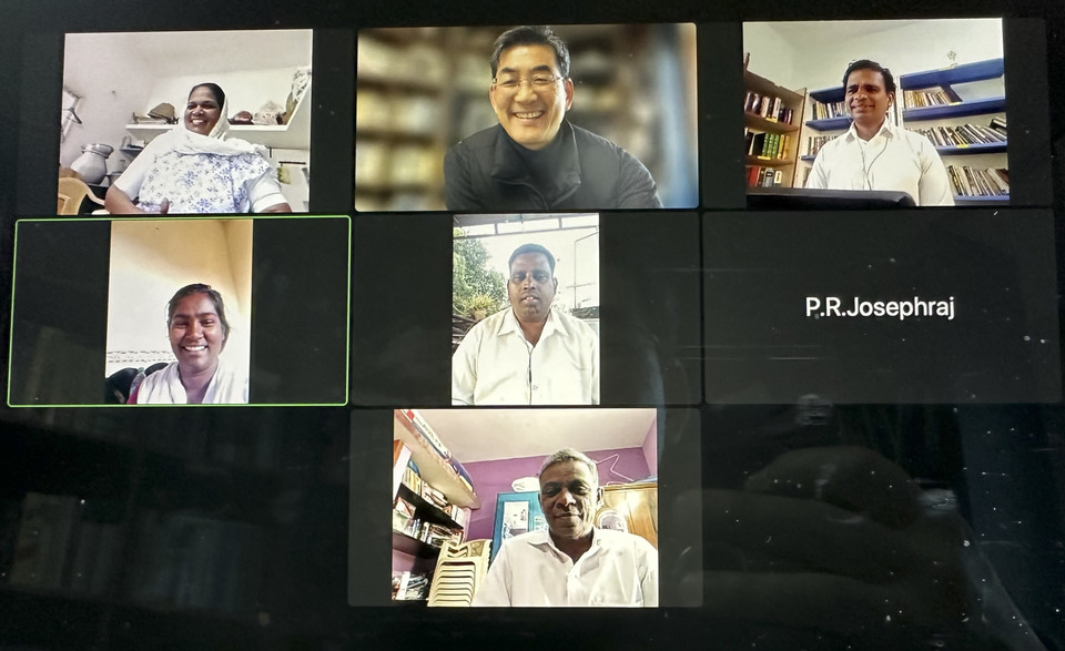 그는 매달 두 번씩 ‘코너스톤 목회자 아카데미’ 제자들과 비대면 모임을 이어오고 있다. (사진: 주성학 제공)