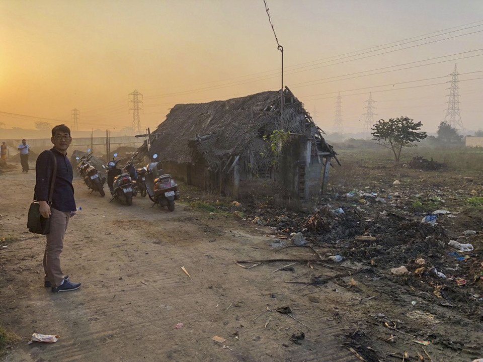 2017년 인도 칸치푸람(kanchipuram) 불가촉천민 마을에서 교회를 개척할 장소를 답사하는 주성학 선교사. (사진: 주성학 제공)