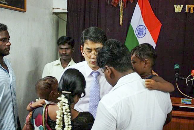 2008년 인도 뮤디처(mudichur) 오지 마을에서 주성학 선교사가 부흥회를 인도하고 있다. (사진: 주성학 제공)