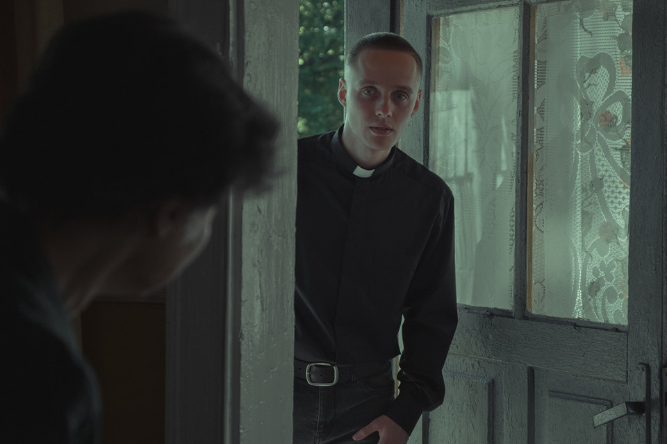 이하 사진: 〈문신을 한 신부님〉 스틸컷&nbsp;<br>