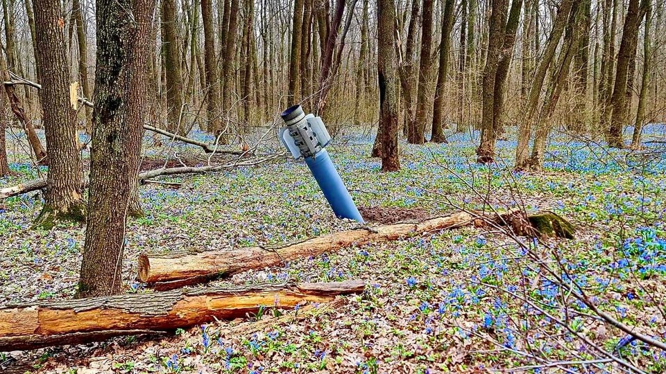 실라가 가득 피어난 숲에 박힌 러시아 미사일. 우크라이나의 봄은 그렇게 시작되었다. (사진: 스타니슬라프 쿠즈네초프 제공)