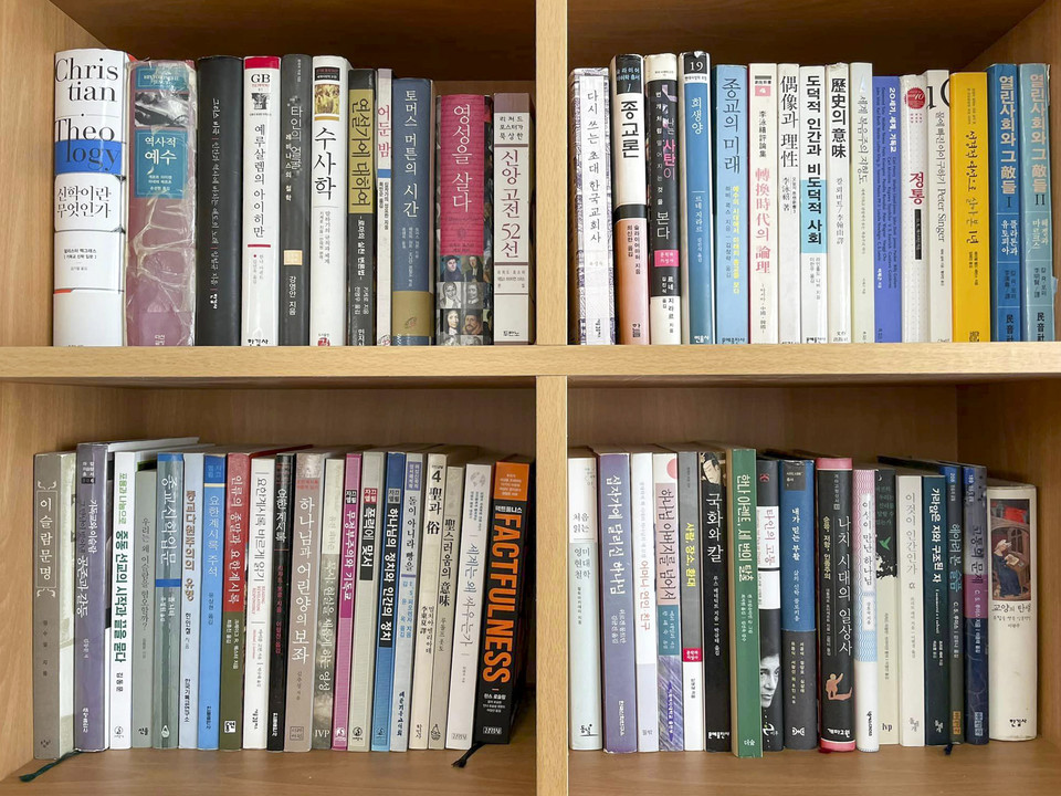 《믿음을 묻는 딸에게, 아빠가》에서 ‘도움책’으로 소개한 책들 중 일부. 총 119권을 소개했다.<br>