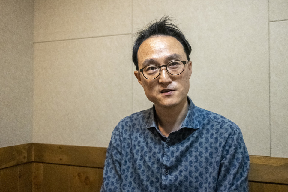 이재근 교수는 아신대 신학과를 졸업하고, 합동신학대학원대학교 목회학석사, 아신대 신학석사(Th.M.), 미국 보스턴 대학교 신학석사(S.T.M.), 스코틀랜드 에든버러 대학교 철학박사(Ph.D.) 학위를 받았다. 수원 광교산울교회 시니어부 목사로도 사역하고 있다. 저서는 《종교개혁과 정치》(SFC), 《전라도 기독교의 아버지 유진 벨》(한교총) 등이 있으며, 종교개혁사, 복음주의 역사, 한국교회사 관련 다수 공저 및 역서가 있다. ⓒ복음과상황 정민호