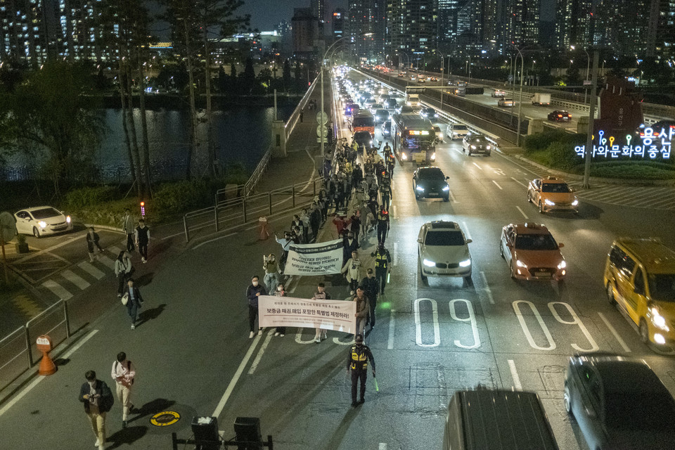 5월 3일 전세사기, 깡통전세 피해자들이 서울 용산구 대통령실 앞부터 원희룡 국토부장관 집 앞까지 행진하고 있다. 이철빈 씨도 참여해 현수막을 들고 행진했다. ⓒ복음과상황 정민호