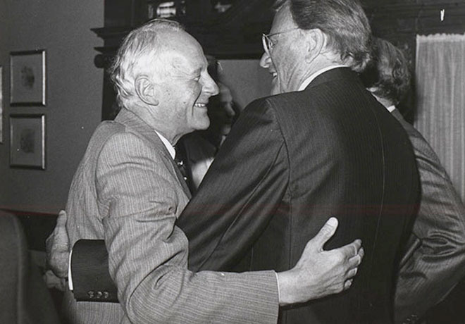 포옹하며 인사를 나누는 존 스토트(왼쪽)와 빌리 그레이엄. 두 사람은 로잔대회를 탄생시킨 복음주의권의 대표적인 지도자이다. (사진: 로잔운동 공식 홈페이지 갈무리)