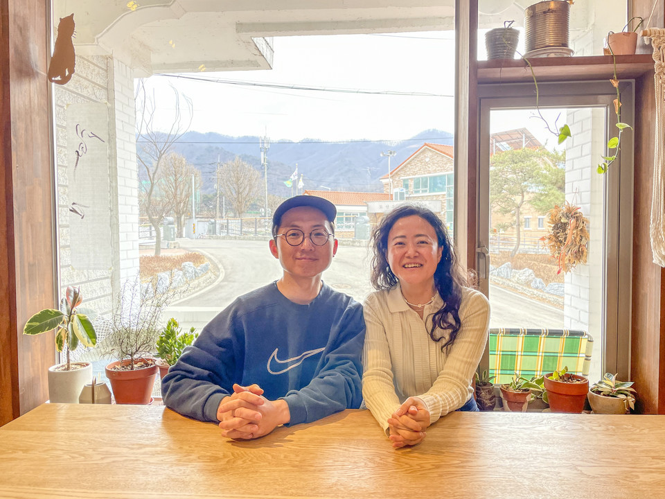 &nbsp;경기도 연천에서 오늘과내일을 운영하는 김희송·이수진 부부. ⓒ복음과상황 김다혜