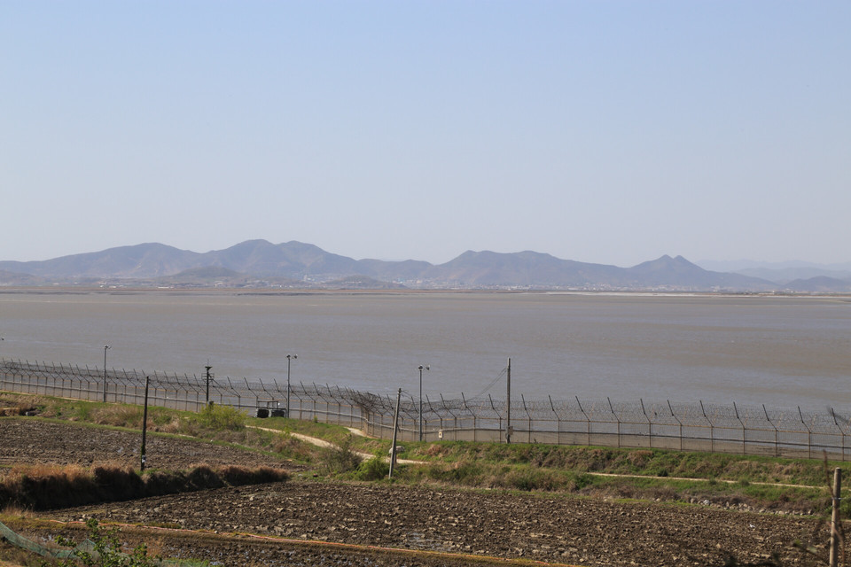 오두산통일전망대 앞. 한강과 임진강이 만나는 너른 모래톱 저편이 개풍군 광덕면이고, 멀리 송악산까지 보인다. (이하 사진: 필자 제공)