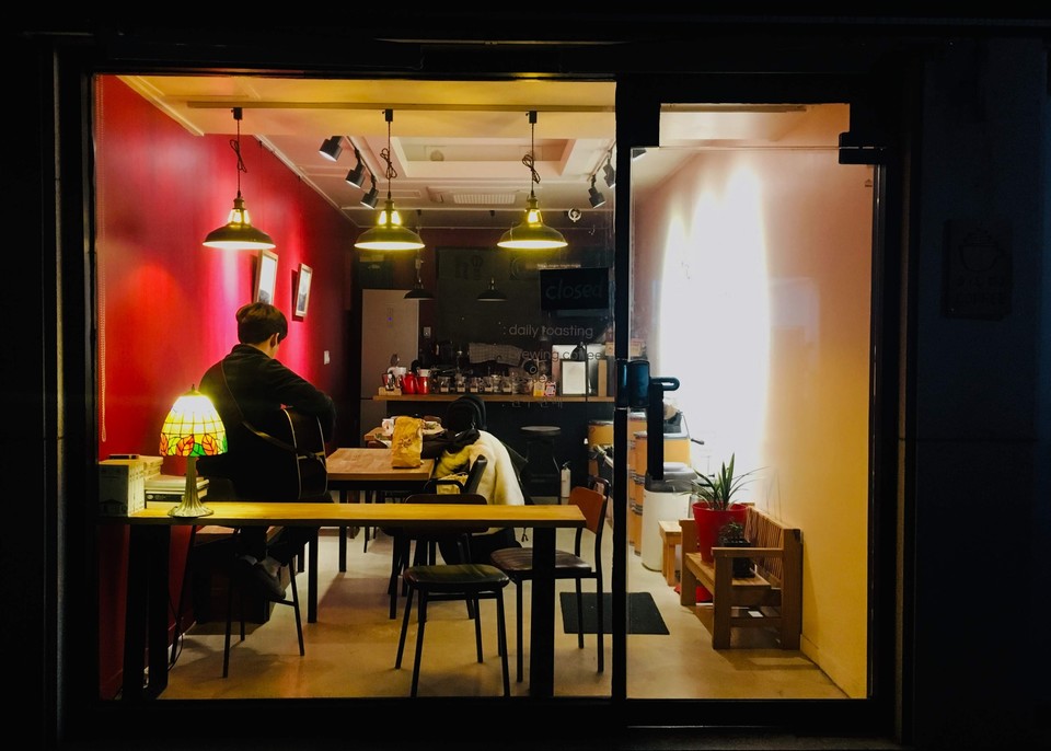 개인이 운영하는 소규모 로스터리 카페의 매력은 무궁무진하다.