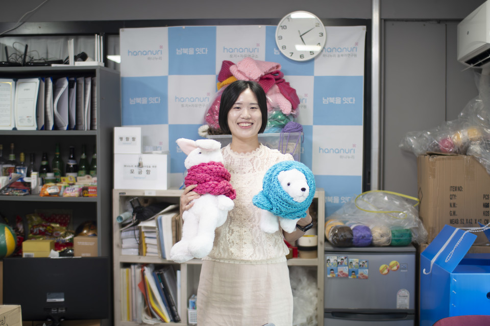 하나누리는 2013년부터 '목도리 남북을 잇다'라는 캠페인을 진행하고 있다. 남한 사람들이 직접 뜬 목도리를 북한 사람들에게 선물한다. ⓒ복음과상황 정민호