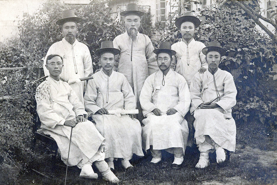 1907년 9월 17일 한국인으로서는 처음으로 장로교 목사가 된 7인. 첫 줄 오른쪽에서 두 번째 사람이 길선주다.