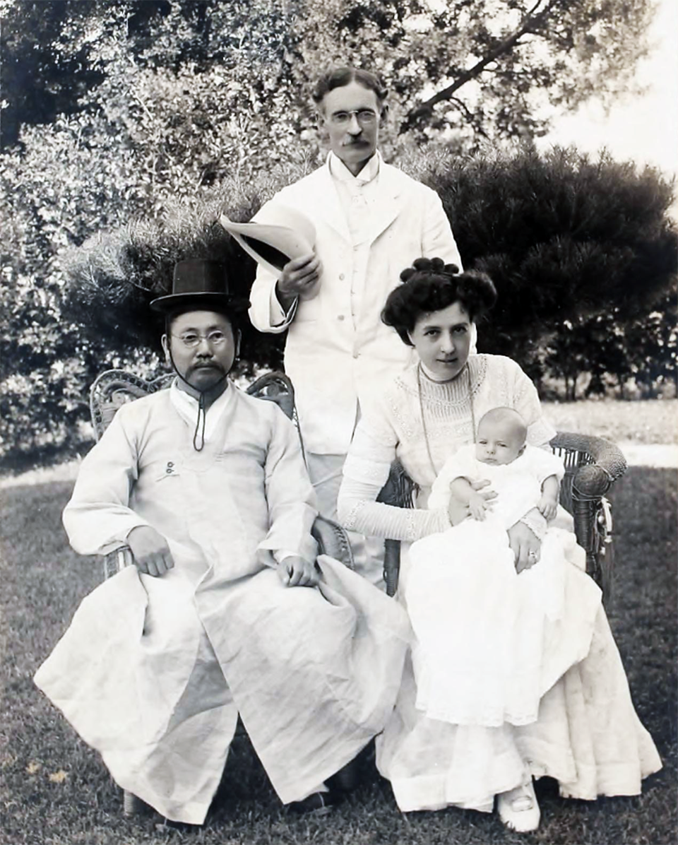 캐나다 장로교 선교사 제임스 게일 가족과 길선주 목사. 사진을 찍은 시기는 1911-1912년으로 추정된다.