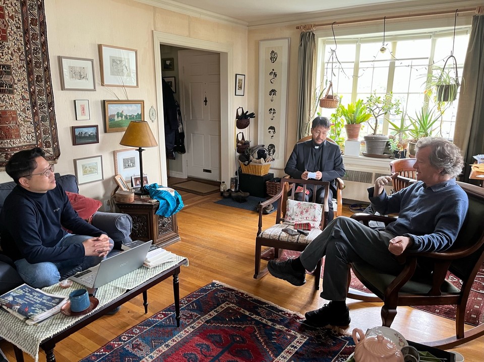 인터뷰를 진행 중인 김동규 연구교수(왼쪽부터)와 박효재 프란치스코 하비에르 신부, 리처드 카니 교수. (이하 사진: 제리 정 제공)