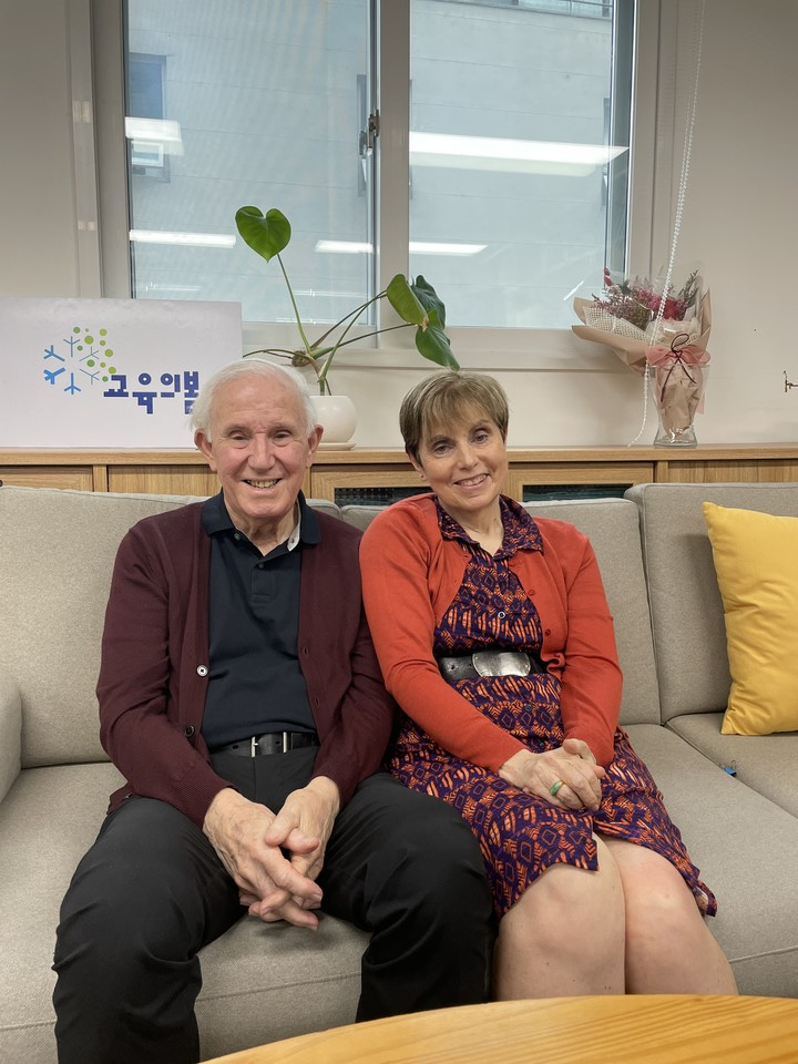 로버트 뱅크스와 린다 뱅크스 부부. 린다 뱅크스(Linda Banks)는 대학에서 교목으로 일하고 있으며 호주의 유학생 사역을 해 온 경험이 있다. 로버트 뱅크스와 함께 《View from the Faraway Pagoda》, 《Through the Valley of the Shadow》 등을 포함해 여러 저서를 공동 집필했다. Ⓒ복음과상황 김다혜