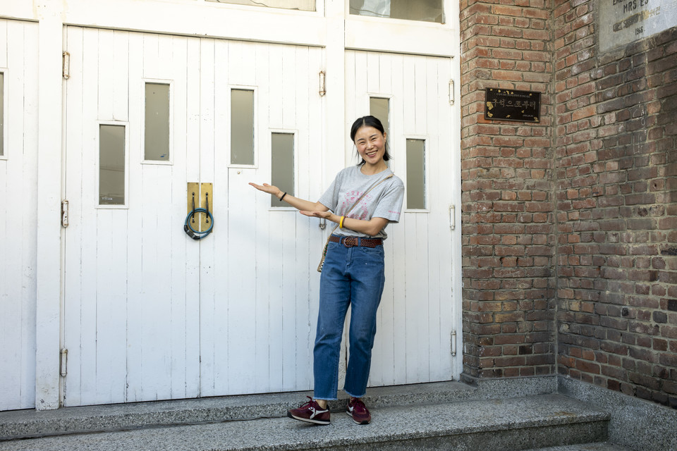 〈바다빗질, 평화빗질〉 전시는 대전역 근처에 위치한 복합문화공간 ‘구석으로부터’에서 열린다. 이곳은 예전에는 교회였던 공간이다. 지하 부터 3층까지 전시할 수 있는 공간과 교회의 흔적이 남아있다. Ⓒ복음과상황 정민호