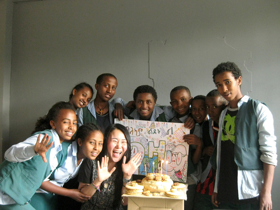 이지연 작가는 2014년에 에티오피아로 가서 사람들에게 미술을 가르쳤다. 히브렛프레미술반 학생들과 찍은 사진. (이하 사진: 이지연 제공)