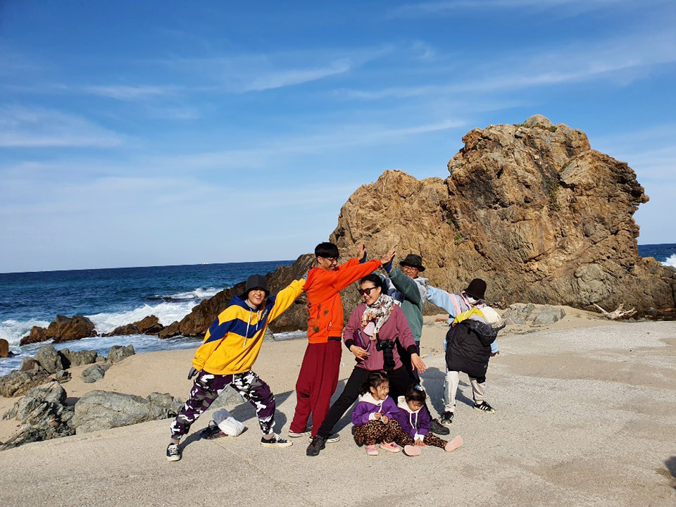 이지연 작가는 주말에 가족들과 함께 바다빗질을 하러 바다로 간다.