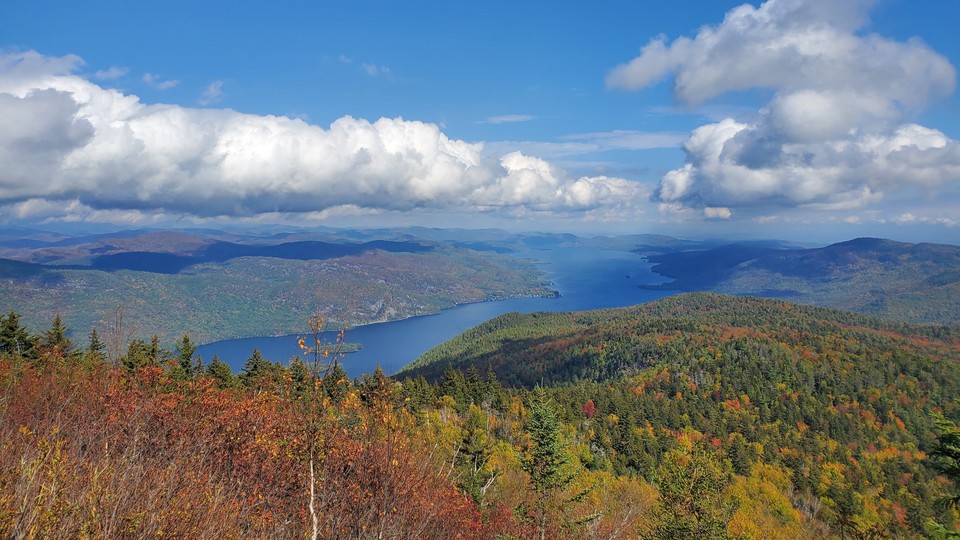 애디론댁 산봉우리 중 하나인 블랙 마운틴(Black Mountain)의 가을 풍경. 뒤로 보이는 호수는 빙하기에 생긴 조지 호수(Lake George)이다. (사진: 정자현 제공)<br>