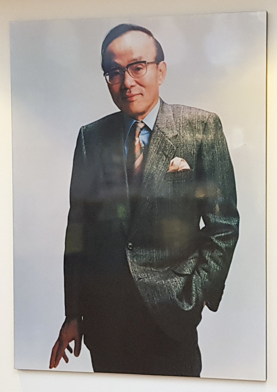 엔도 슈사쿠 문학관에 걸려있는 전신사진.&nbsp;Ⓒ복음과상황 강동석