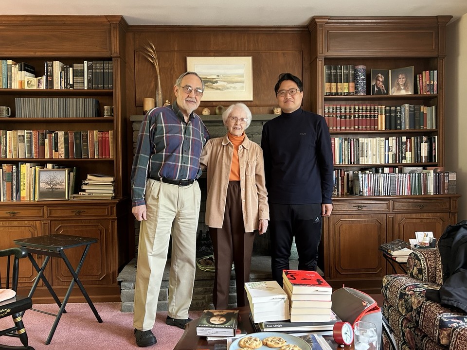 메롤드 웨스트폴(왼쪽)과 그의 아내(가운데). (이하 사진: 박예일 제공)<br>