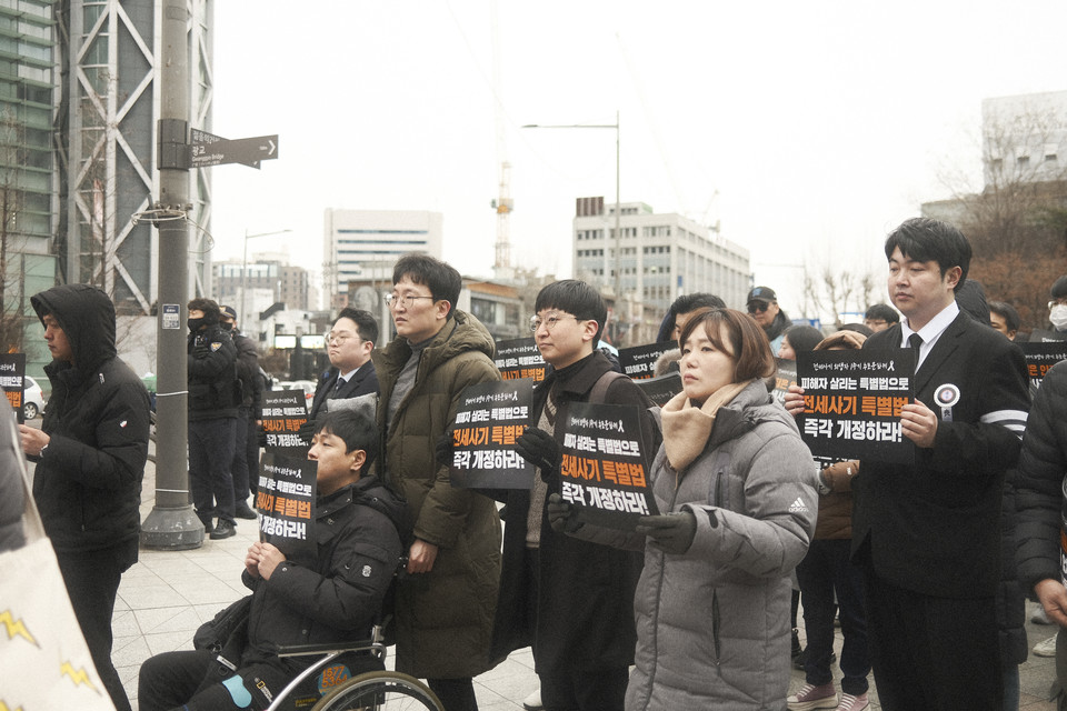 가두시위 행렬에 선 이철빈 이사(오른쪽에서 세 번째)